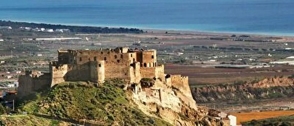 قلعه روکا امپریال؛ یک جاذبه دیدنی در جنوب ایتالیا