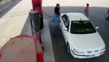 لحظه آتش‌گرفتن یک سمند در پمپ بنزین/متصدیان فداکار پمپ بنزین، بلافاصله آتش را مهار کردند+ فیلم