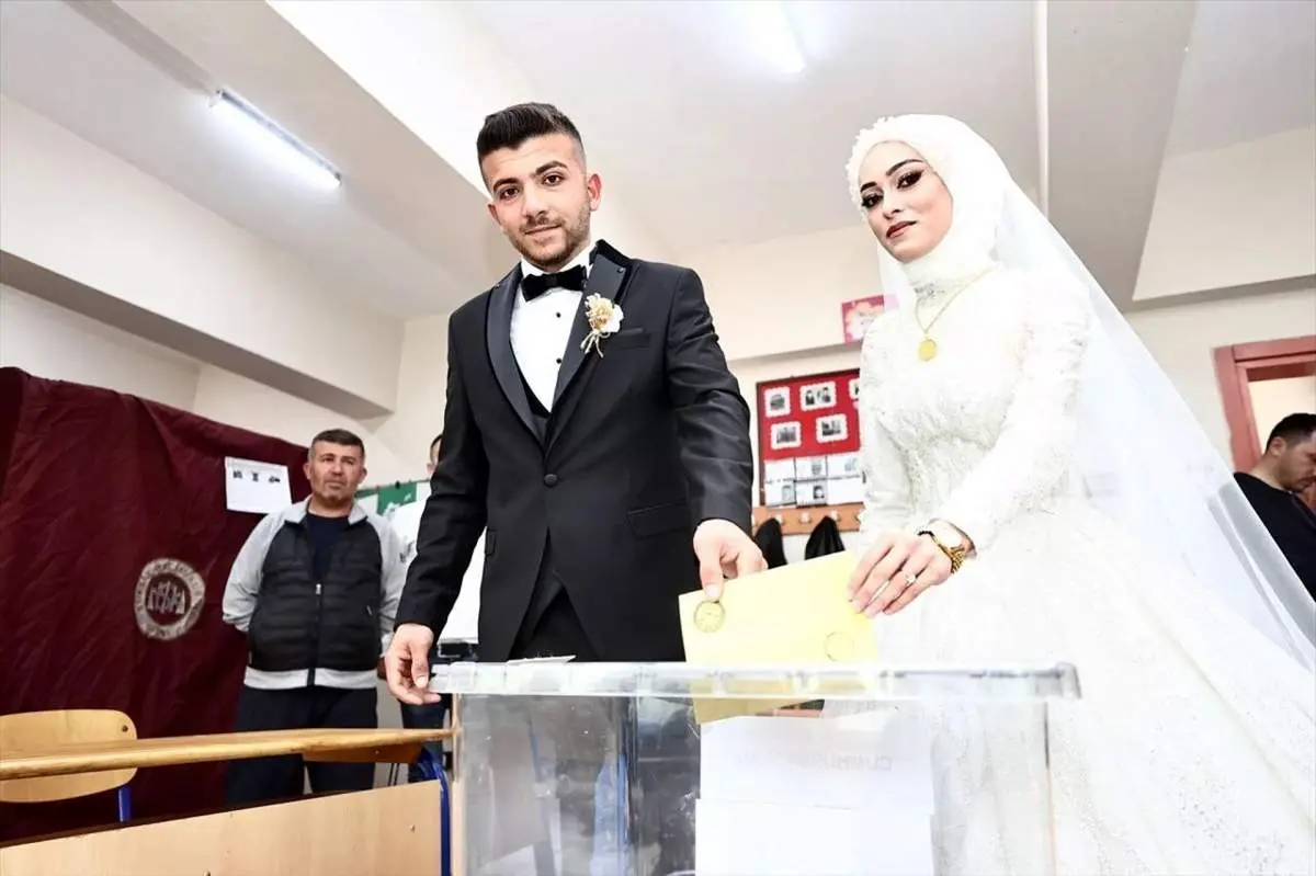 رای دهندگان عجیب و غریب در ترکیه سوژه رسانهها شدند/ از حضور عروس و داماد در پای صندوق تا رای با بره و گربه خانگی!+ تصاویر