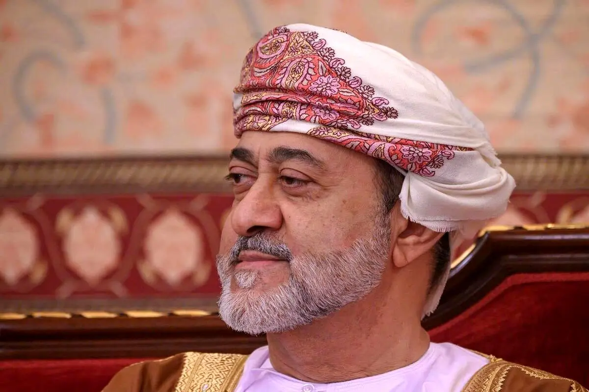 سلطان عمان با عمامه‌ای به رنگ سفید به ایران رسید+ عکس