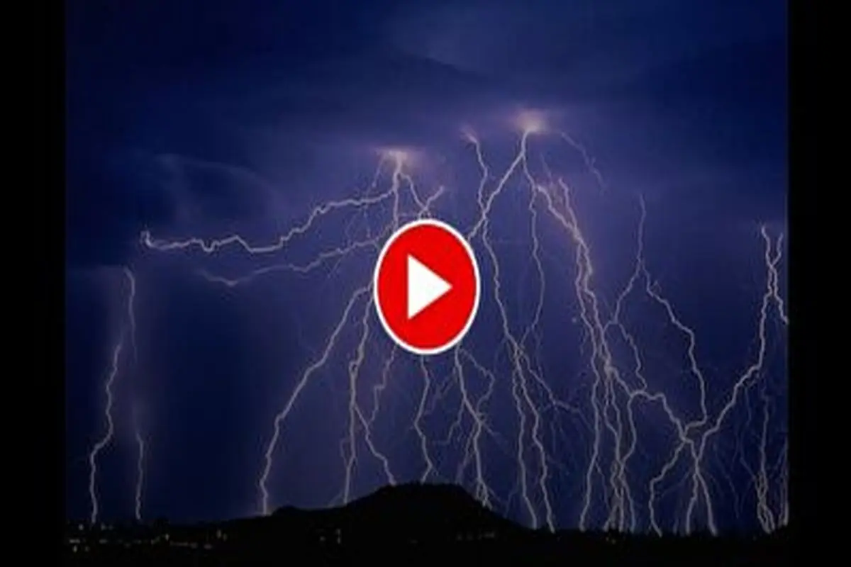 ثبت لحظه‌ جالب از رعد و برقی در آسمان بندرانزلی+ فیلم