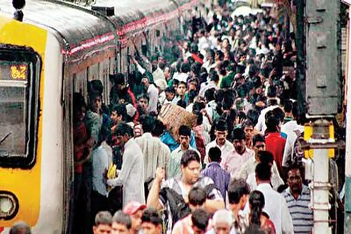 ازدحام جمعیت زنان در ایستگاه قطار شهر بمبئی!+ فیلم