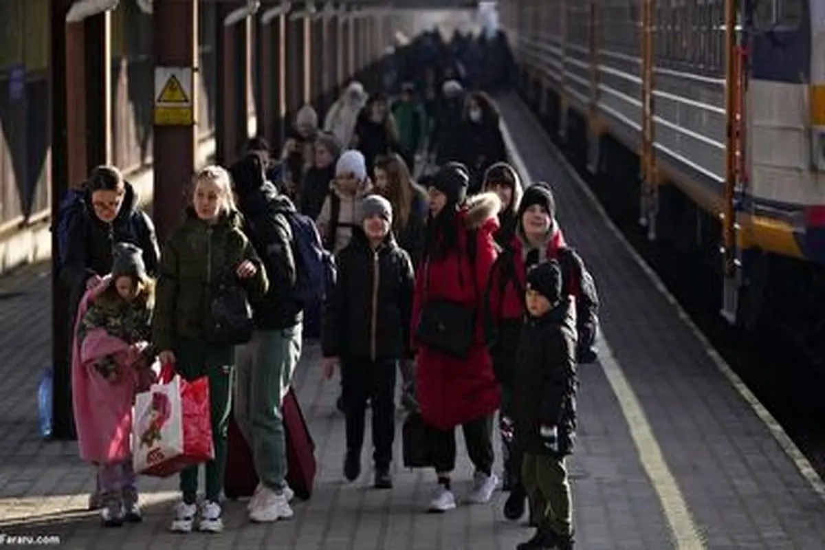 فیلم فرار شهروندان کی‌یف به ایستگاه‌های مترو پس از حمله موشکی روسیه