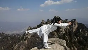 فیلمی جالب از تمرین یوگا در ارتفاع ۳۳۵ متری همزمان با تماشای طلوع خورشید