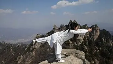 فیلمی جالب از تمرین یوگا در ارتفاع ۳۳۵ متری همزمان با تماشای طلوع خورشید