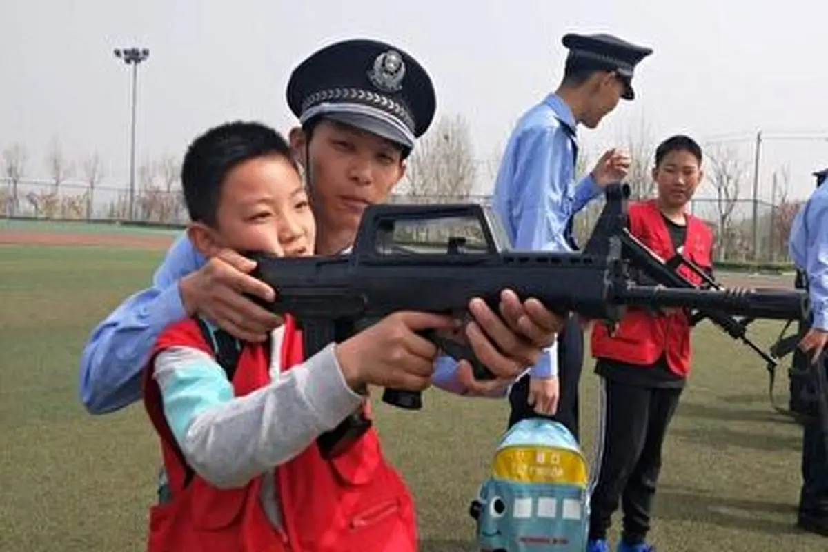 آموزش کار با ادوات نظامی به کودکان چینی در مدارس+ فیلم