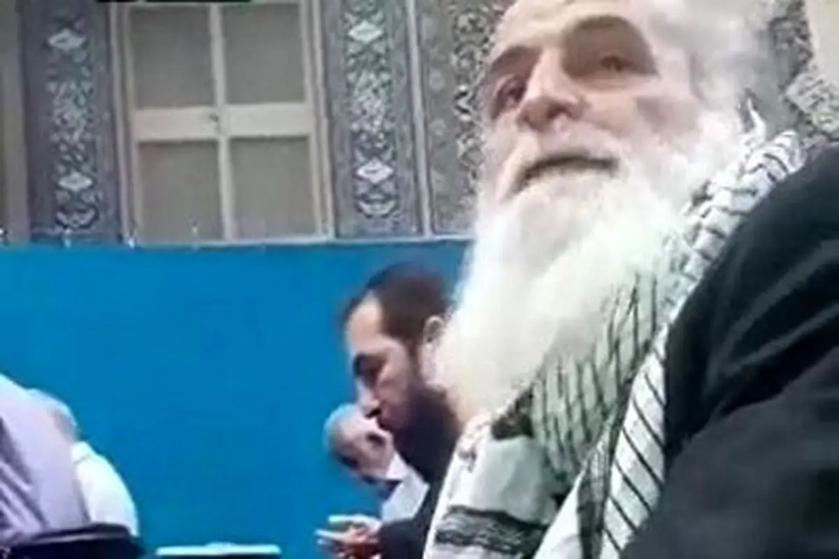 ویدئویی پربازدید از شعرخوانی اعتراضی یک پیرمرد در مسجد