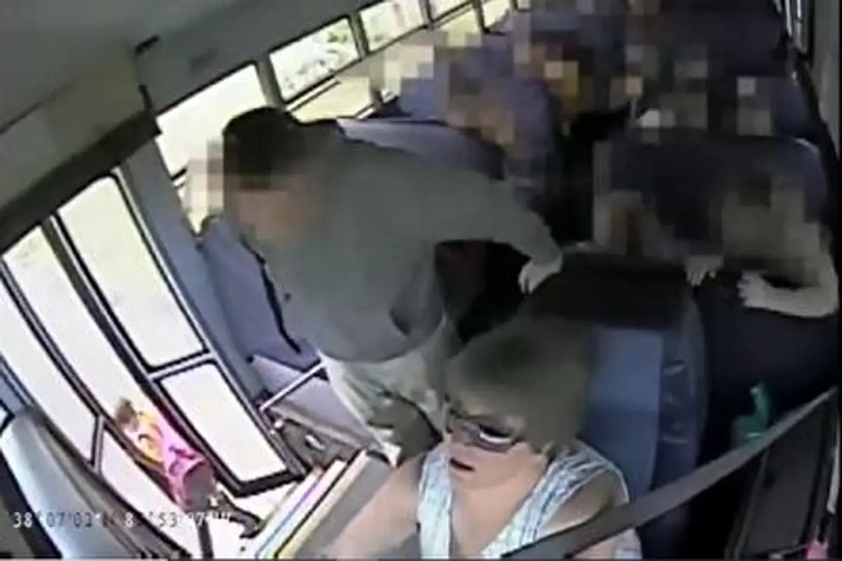 حواس پرتی عجیب راننده سرویس مدرسه!/ دانش آموز چند کیلومتر از درب اتوبوس آویزان ماند!+ فیلم