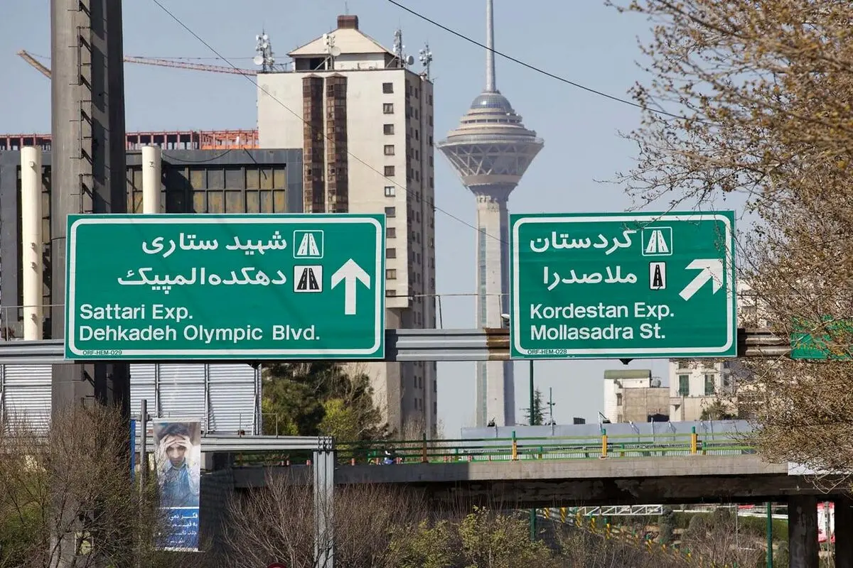 سقوط تابلو راهنمای شهری در میدان قائم مشهد روی جرثقیل!+ عکس
