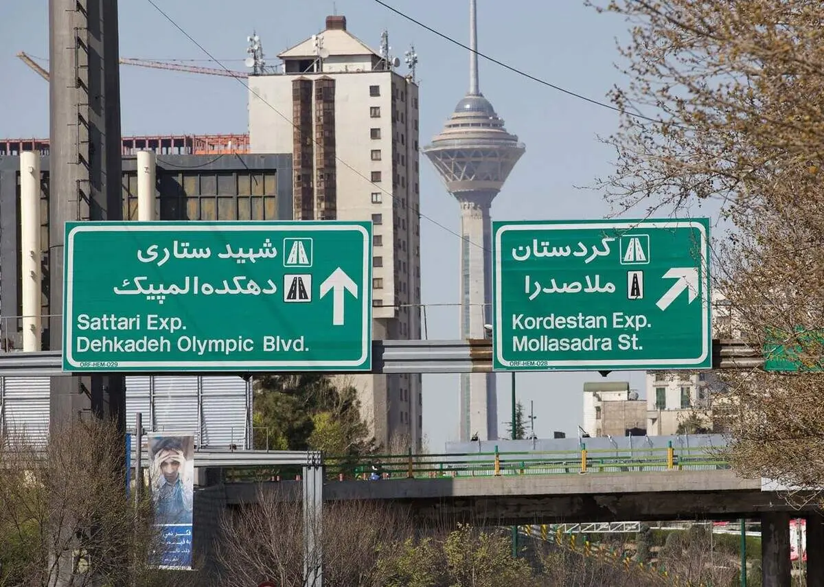 سقوط تابلو راهنمای شهری در میدان قائم مشهد روی جرثقیل!+ عکس