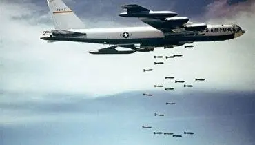 لحظه برخورد بمب افکن بی ۵۲ با دسته ای از پرندگان+ فیلم