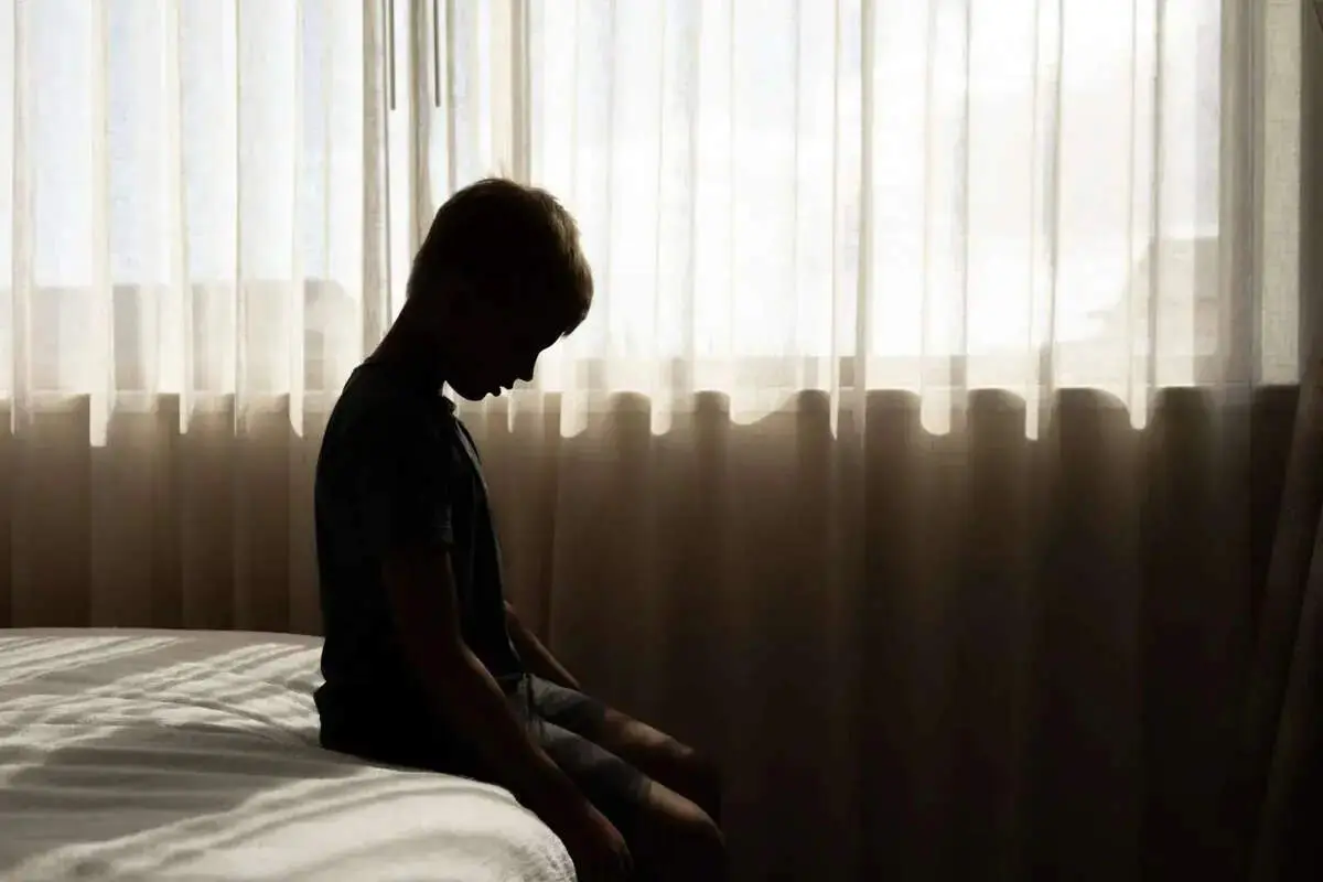 علائم پنهان افسردگی در کودکان که والدین نباید نادیده بگیرند