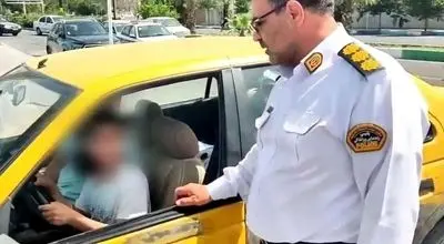 رانندگی دختر ۱۳ ساله با تاکسی در ساوه خبرساز شد
