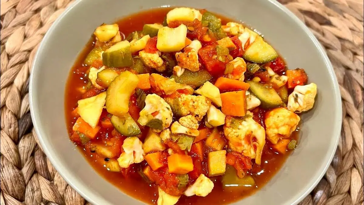 تهیه ترشی خوشرنگ و پرطرفدار: ترشی سالاد فصل با طعم بی‌نظیر رب گوجه فرنگی!