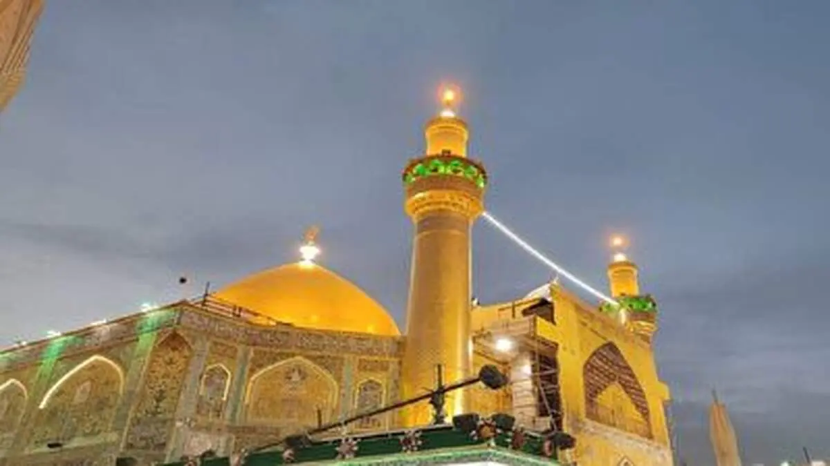 سیاه پوشی بارگاه امیرالمومنین (ع) با برافراشته شدن پرچم عزای حضرت زهرا (س)+ فیلم