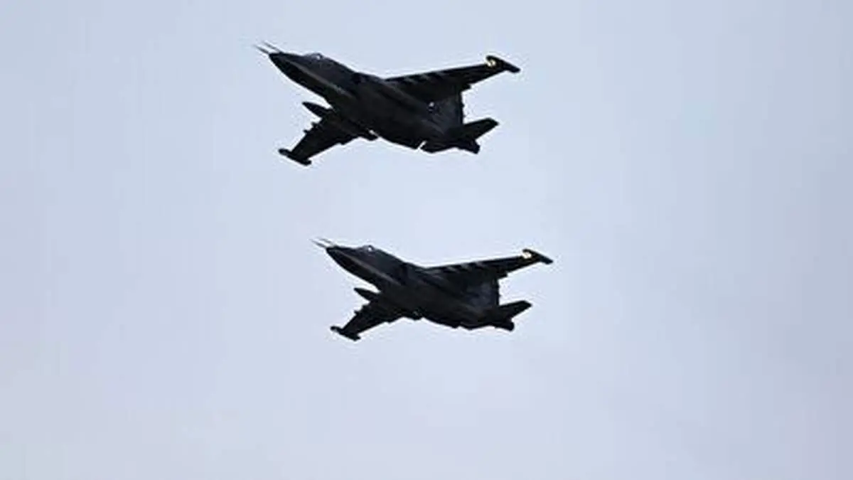 انهدام مواضع و خودروهای زرهی اوکراین توسط جنگندههای سو-۲۵ روسیه+ فیلم