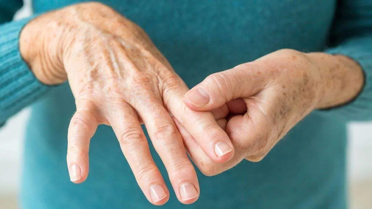 علت خشکی و درد مفاصل در سرما؛ توصیه‌هایی برای کاهش درد