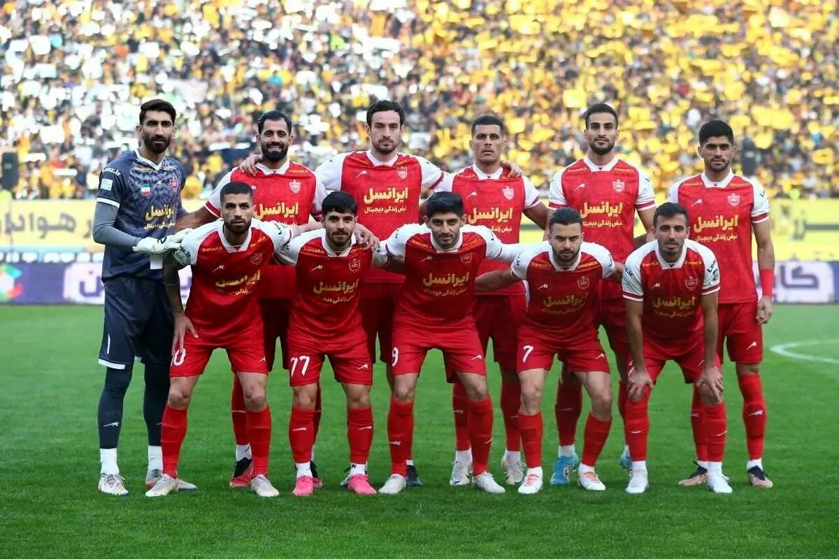 قاب یادگاری بازیکنان پرسپولیس در جوار خانه خدا