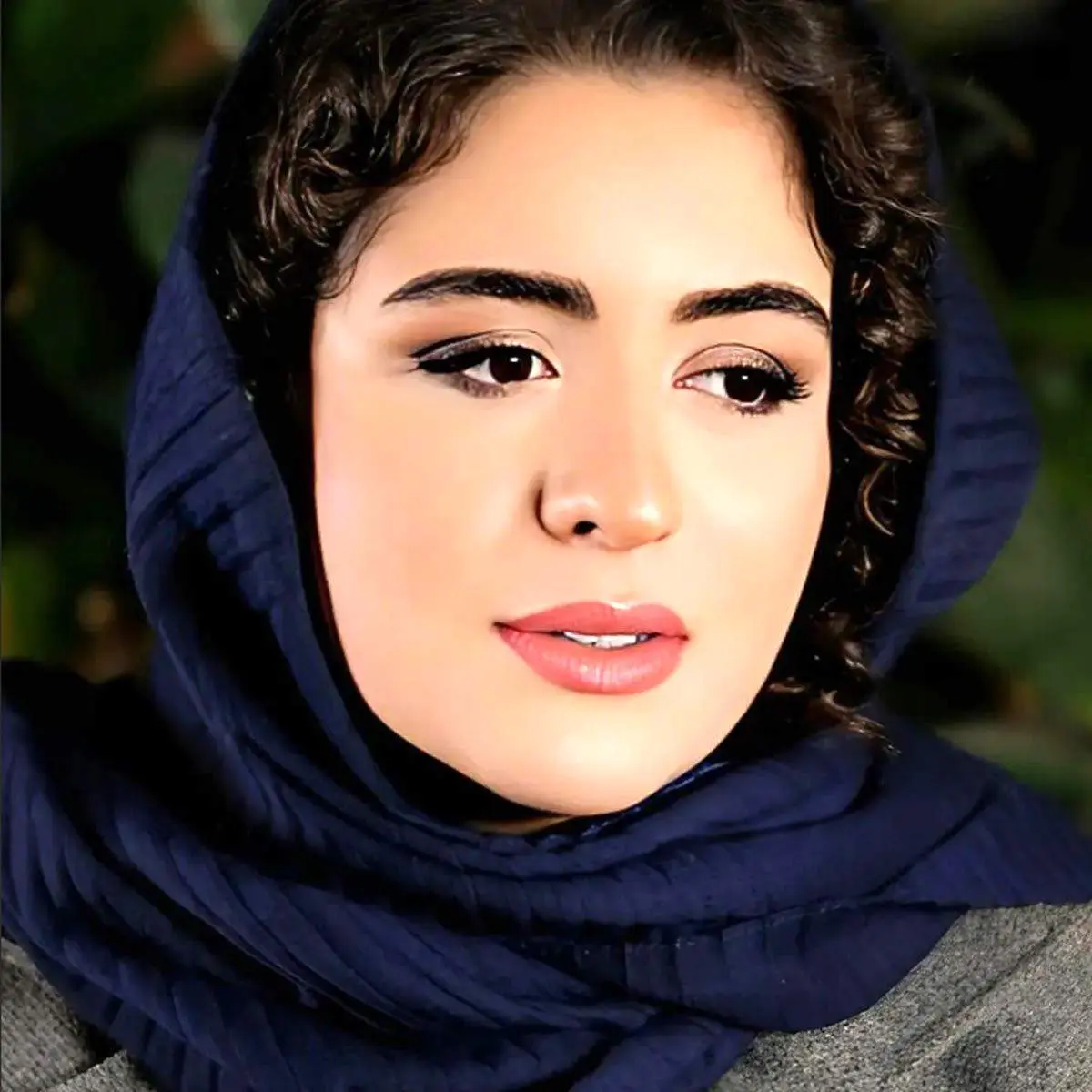 استایل دیدنی خانم بازیگر جوان در جنگل های گیلان+ عکس