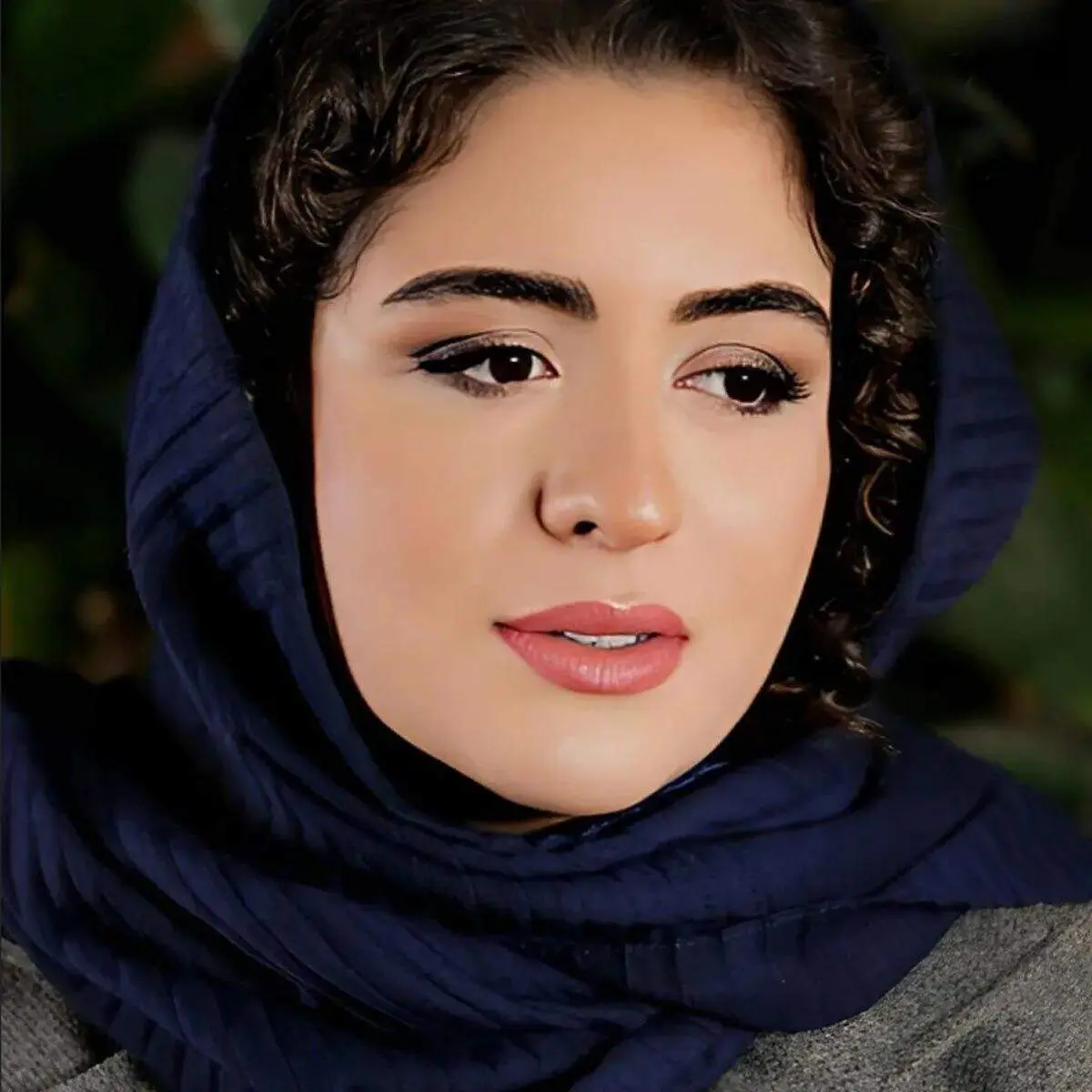 استایل دیدنی خانم بازیگر جوان در جنگل های گیلان+ عکس