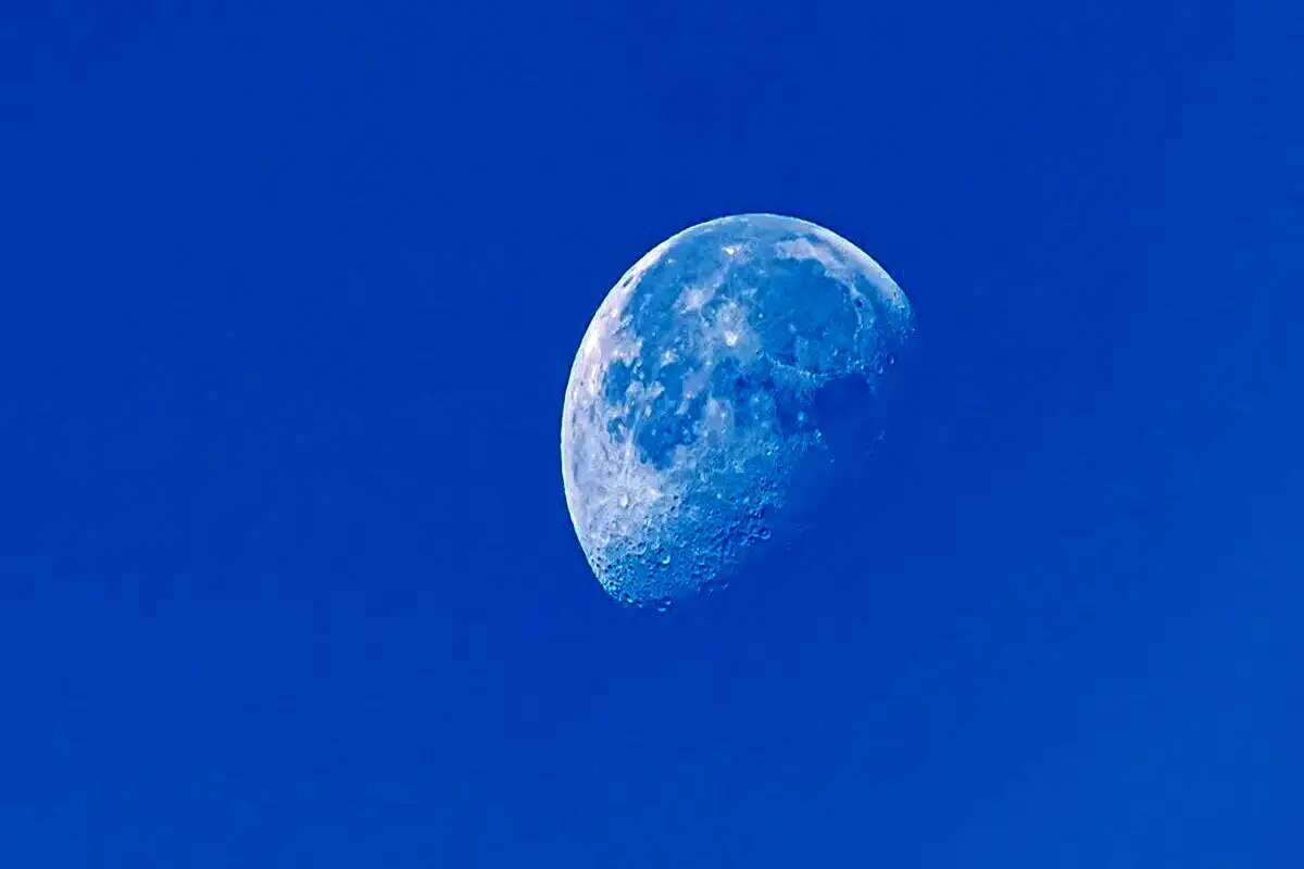 چرا ماه را در روز هم میبینیم؟