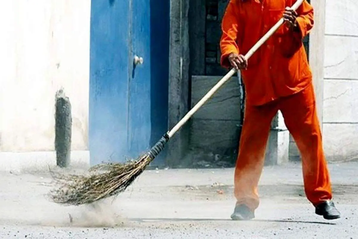 رفتار غیر اخلاقی و باورنکردنی پاکبان‌های شهرداری مشهد+فیلم