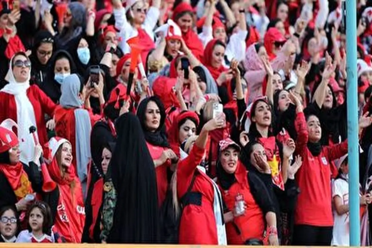 حضور پرشور بانوان هوادار پرسپولیس در ورزشگاه آزادی+ فیلم