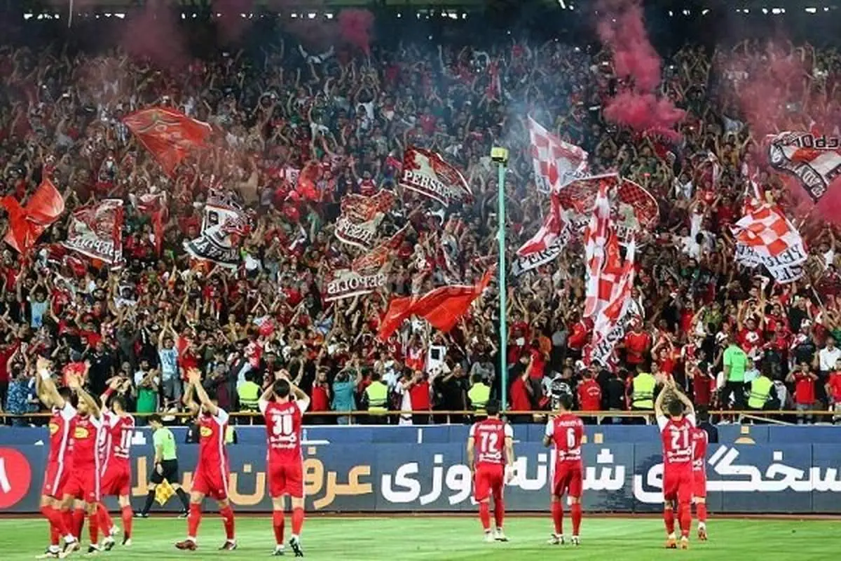 فحاشی هواداران پرسپولیس به مربی جنجالی استقلال در ورزشگاه آزادی