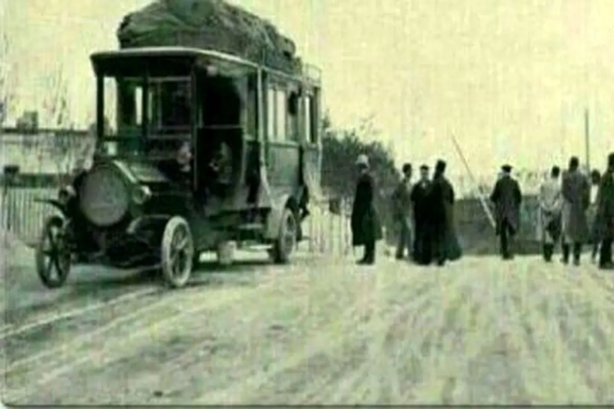 اولین ایستگاه اتوبوس تهران در سال ۱۳۳۲+ عکس