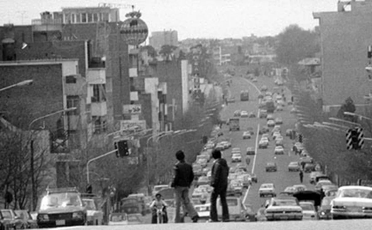 زن دوره گرد در خیابان های تهران در میانه دهه ۵۰+ عکس