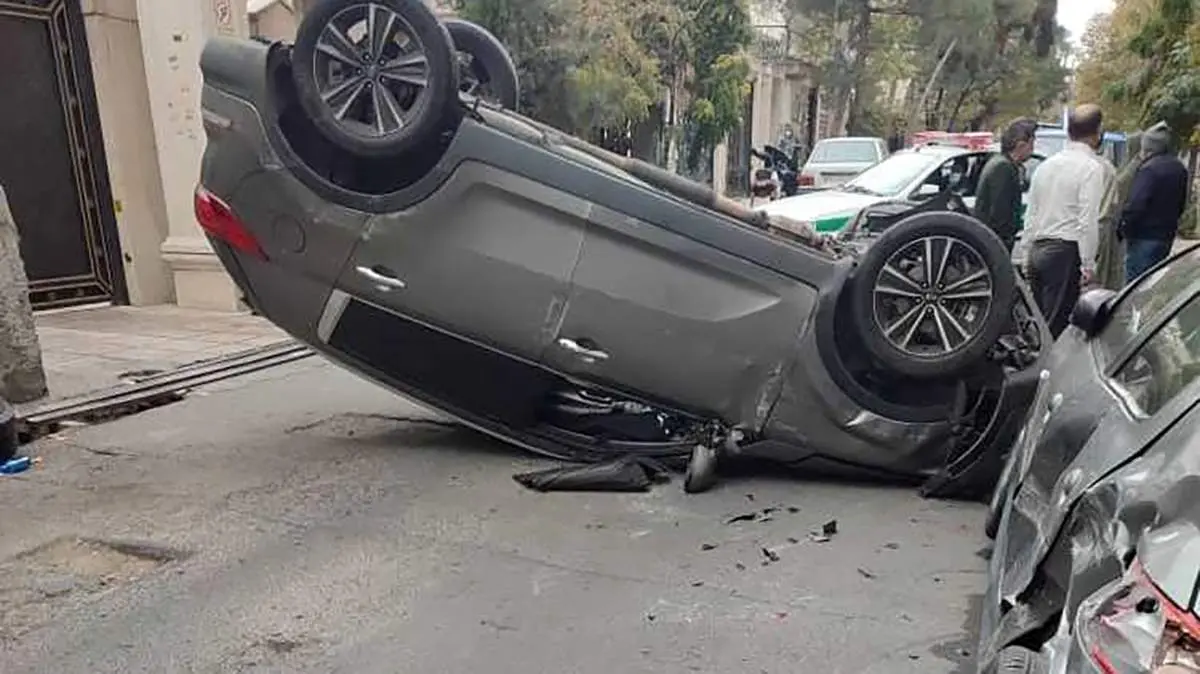 تصویر عجیب چپ کردن این ماشین در تهران+ عکس