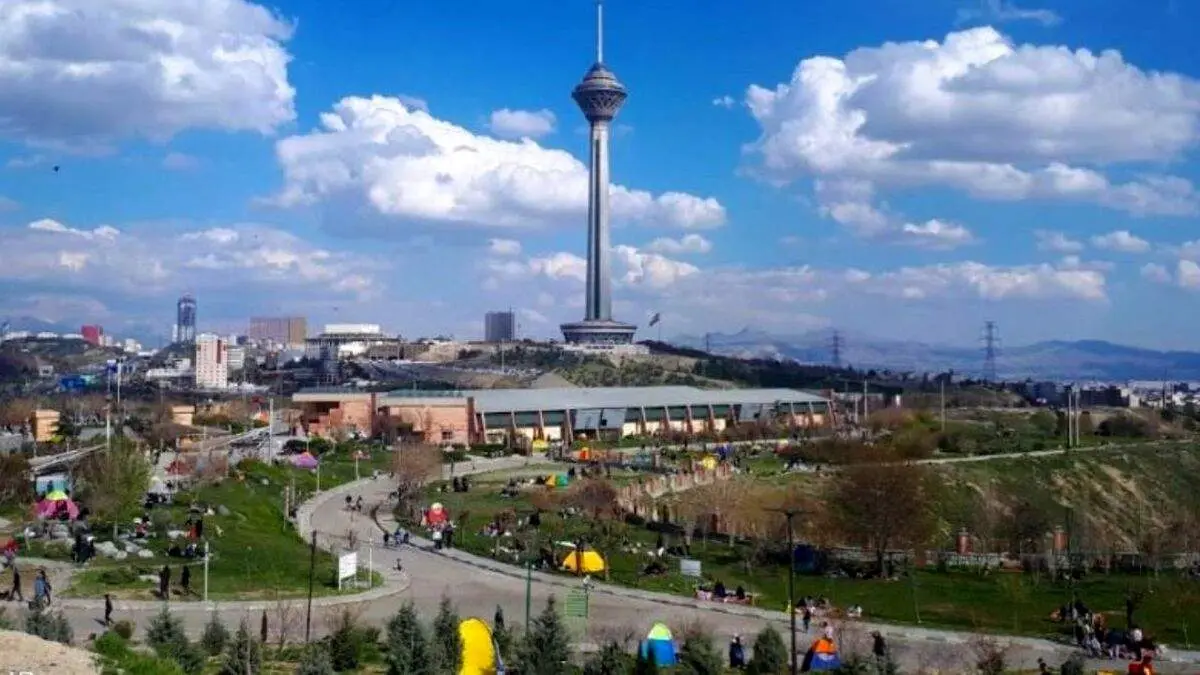 بنری که در پارک پردیسان جنجال ساخت + عکس