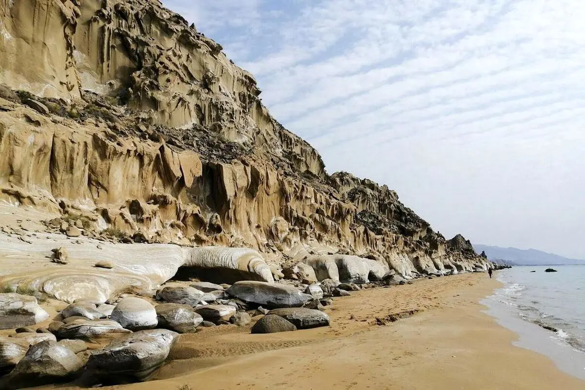 تصویری از عجیب‌ترین ساحل جهان در مکسر هرمزگان