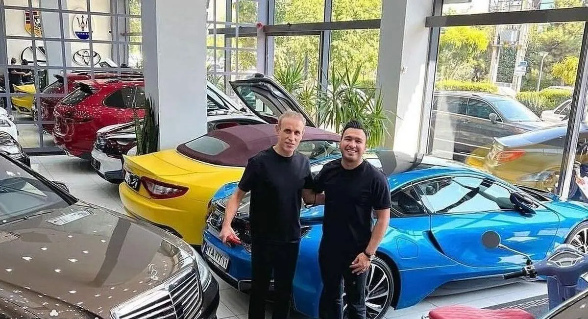 سرمربی پرسپولیس در کنار گرانترین خودروی ایران با رنگ آبی+ عکس