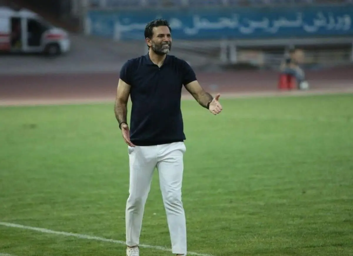 تیپ عجیب نیکبخت روی نیمکت مربیگری با شلوار پاره+ عکس
