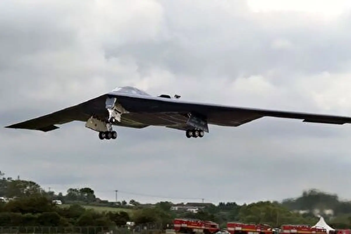 فرود دلهره آور بمب‌افکن B-۲ رادارگریز ارتش آمریکا+ فیلم