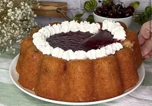 کیک آلبالوی ترش و شیرین؛ طعمی بی‌نظیر با آلبالوی تازه!