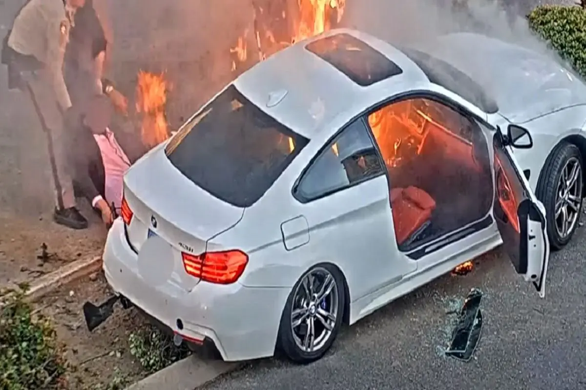 لحظه انفجار خودروی در حال سوختن و زخمی شدن آتش نشانان+ فیلم