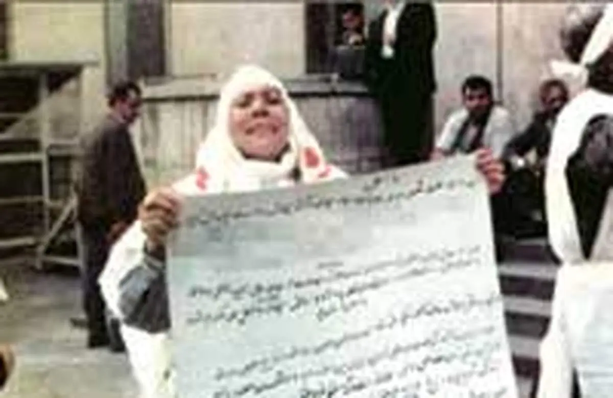 تظلم‌خواهی یک مادر در برابر مجلس