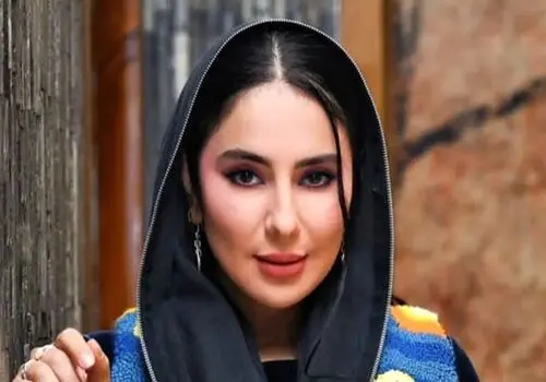 عکس مرجانِ نون خ، سوار بر تراموا در استانبول
