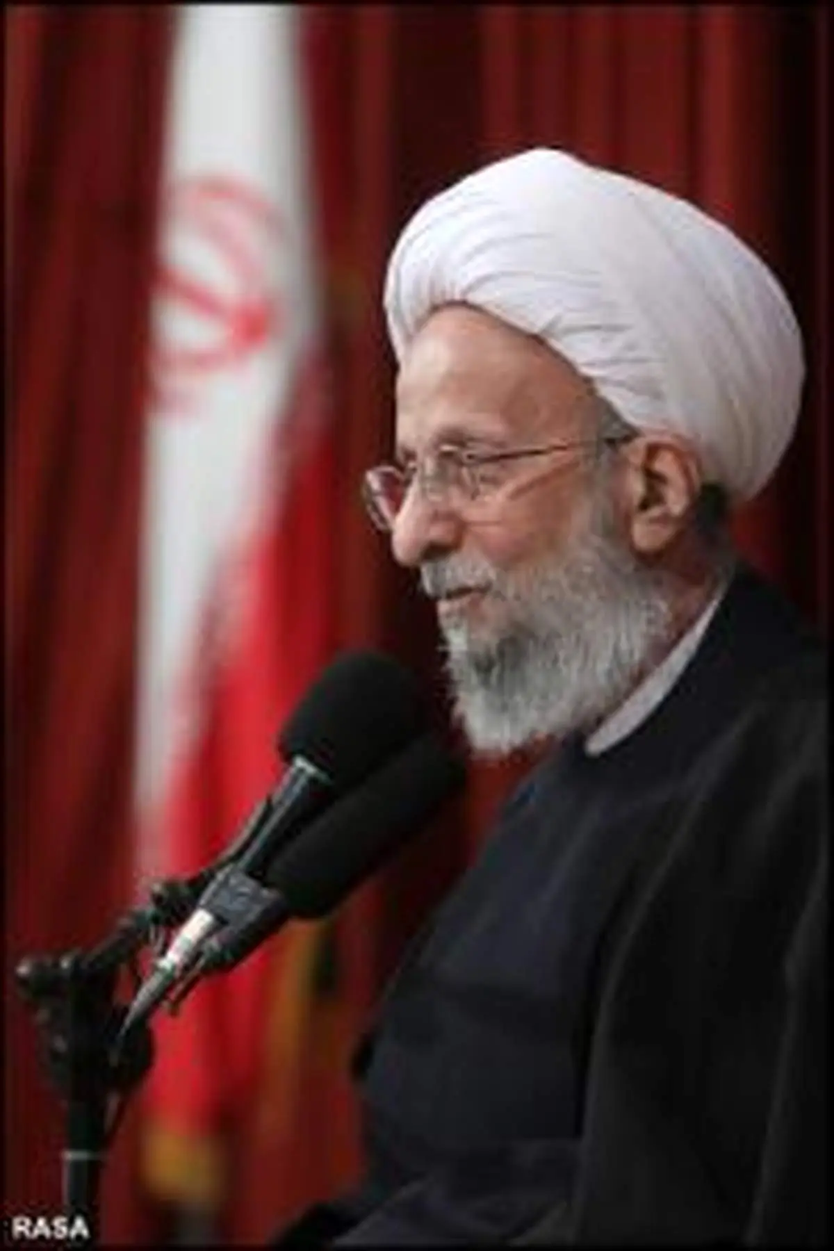 مصباح یزدی:
بزرگنمایی ضعفهای نظام ناشکری خداوند است