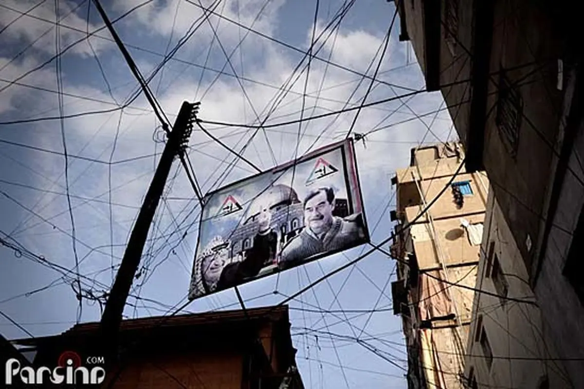 عکس: پوستر صدام‌حسین و یاسر عرفات در اردوگاه پناهندگی صبرا