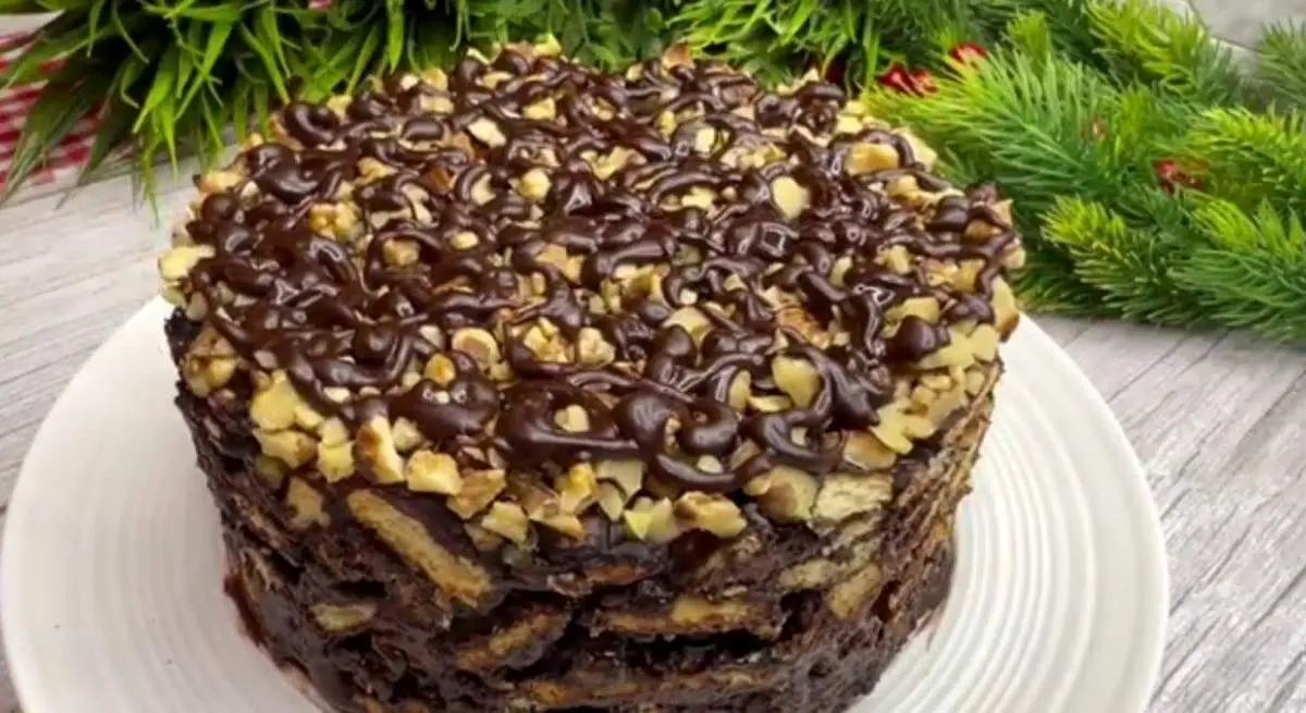 طرز تهیه لذیذترین دسر شکلاتی یخچالی با گردو و بیسکوییت+ فیلم/ آموزش سریع ترین کیک شکلاتی یخچالی