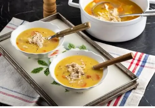 طرز تهیه سوپ مرغ با رشته سوپی؛ مقوی، خوش‌طعم و خانگی