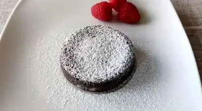 لذیذترین کیک گدازه شکلاتی فقط در ۷ دقیقه+ فیلم/ روش پخت کیک گدازه شکلاتی با پف زیاد