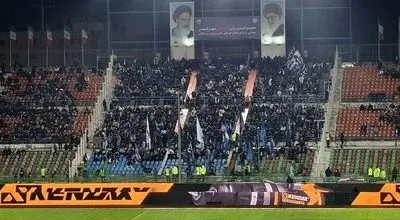 تشویق رضاییان و شعار علیه استقلال/ استقبال کم در روز بارانی