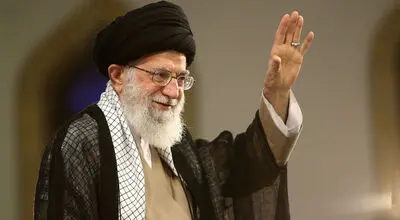 استقبال پرشور عراقی‌ها از پیکر رهبر شهید در فرودگاه نجف + فیلم