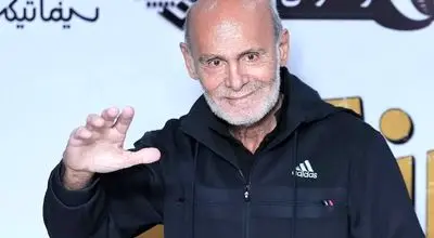  «جمشید هاشم پور» در 27 سالگی در حال خوانندگی در کافه؛ سال 50
