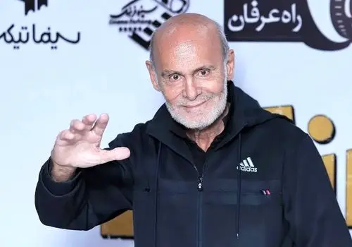  «جمشید هاشم پور» در 27 سالگی در حال خوانندگی در کافه؛ سال 50
