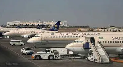 برخورد هواپیمای سعودی با دستهای از پرندگان هنگام فرود در جده+فیلم